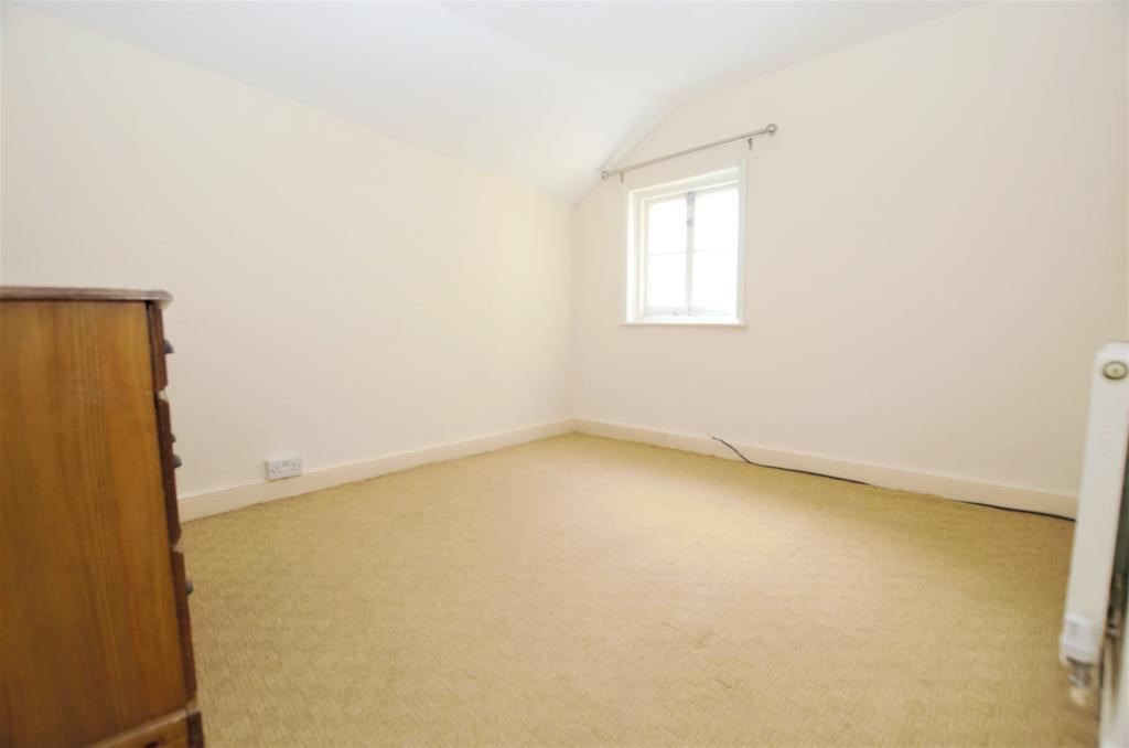 Lot: 103 - PAIR OF COTTAGES WITH CENTRAL STORE -